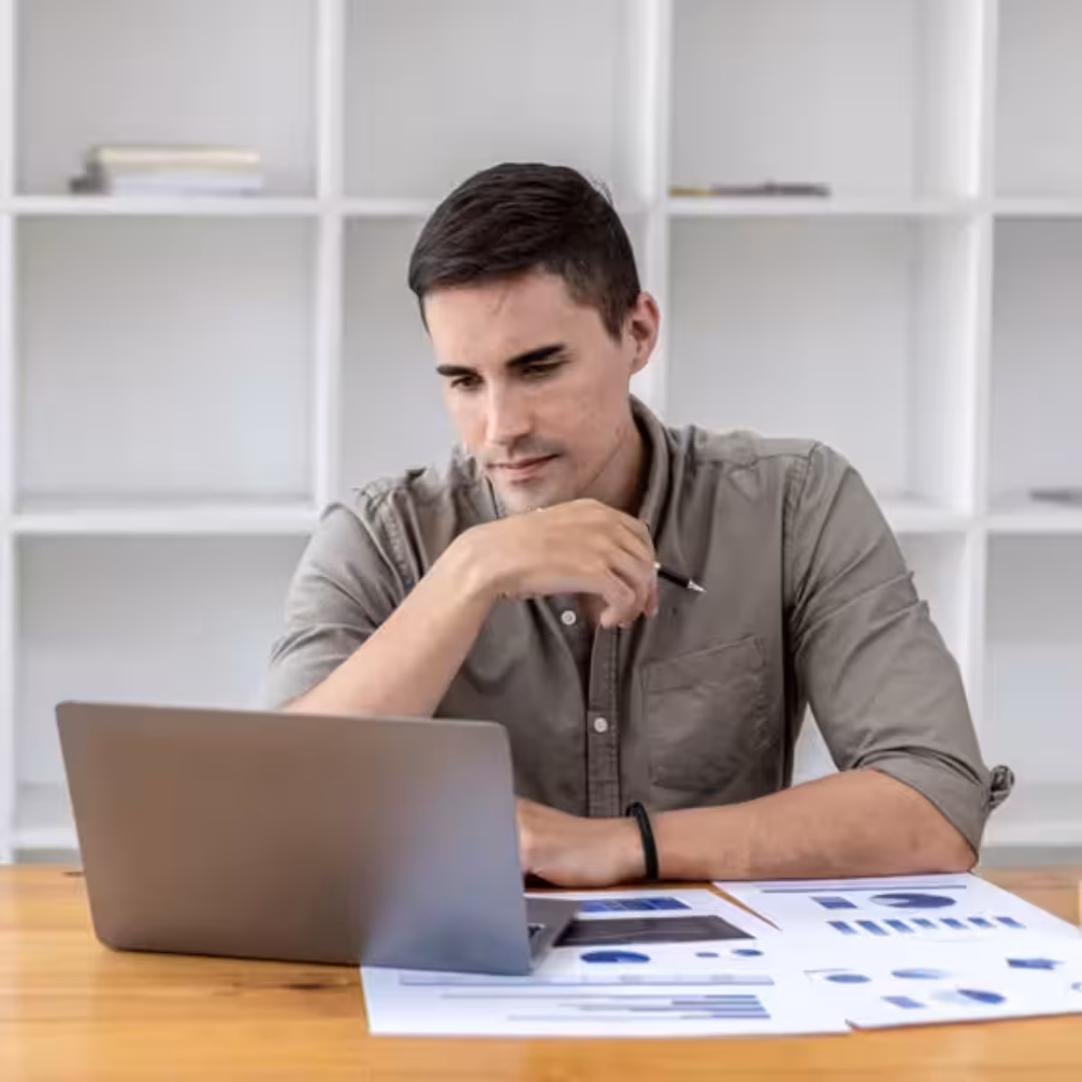 Abogado revisando contrato de trabajo