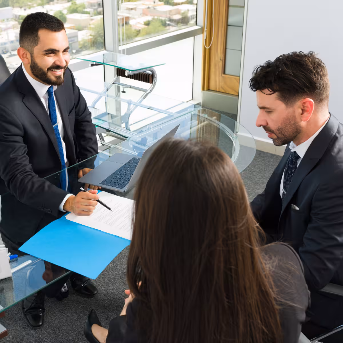 Abogado revisando acuerdo de confidencialidad